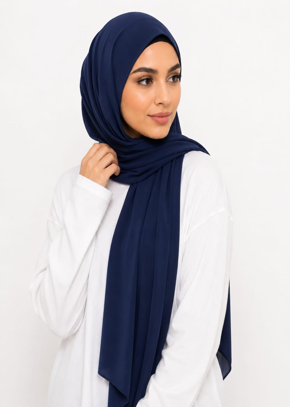 Woman wearing a navy liquid jersey hijab